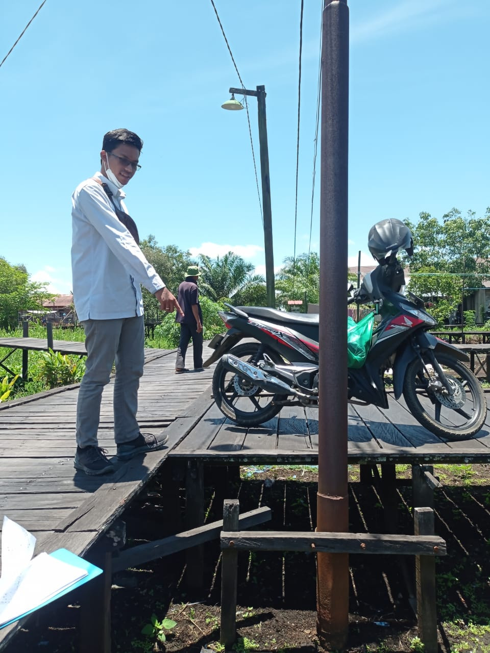 Gontong Royong pemindahan tiang listrik oleh PLN dan masyarakat desa Mawar Sari